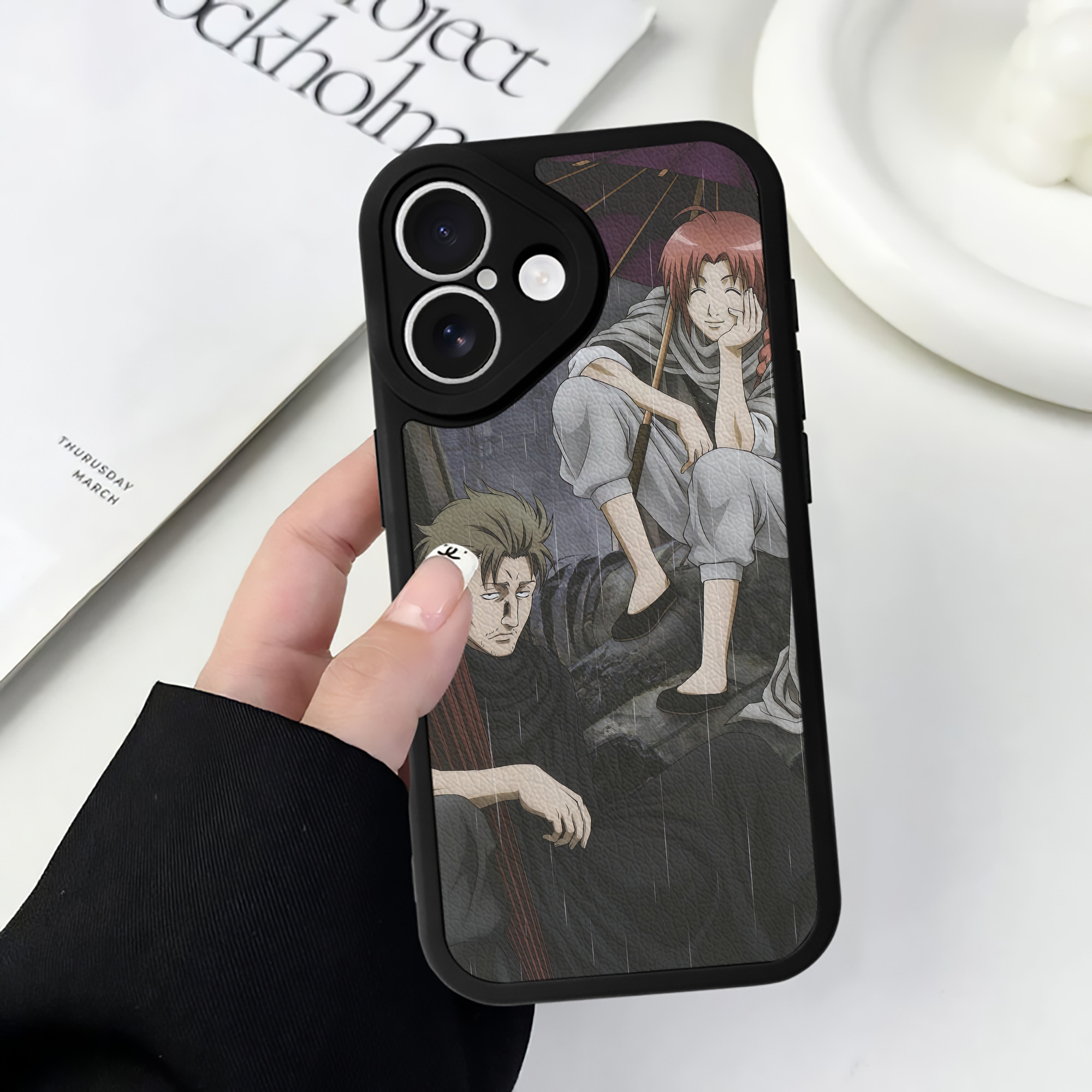 （画像用） ぎんたま 坂田銀時（さかたぎんとき） 神楽 志村新八（しむら しんぱち） GINTAMA Sakata Gintoki Kagura Shimura Shinpachi 【iPhone 16シリーズ対応】シリコンスマホケース（レザー調） 材質：シリコン
